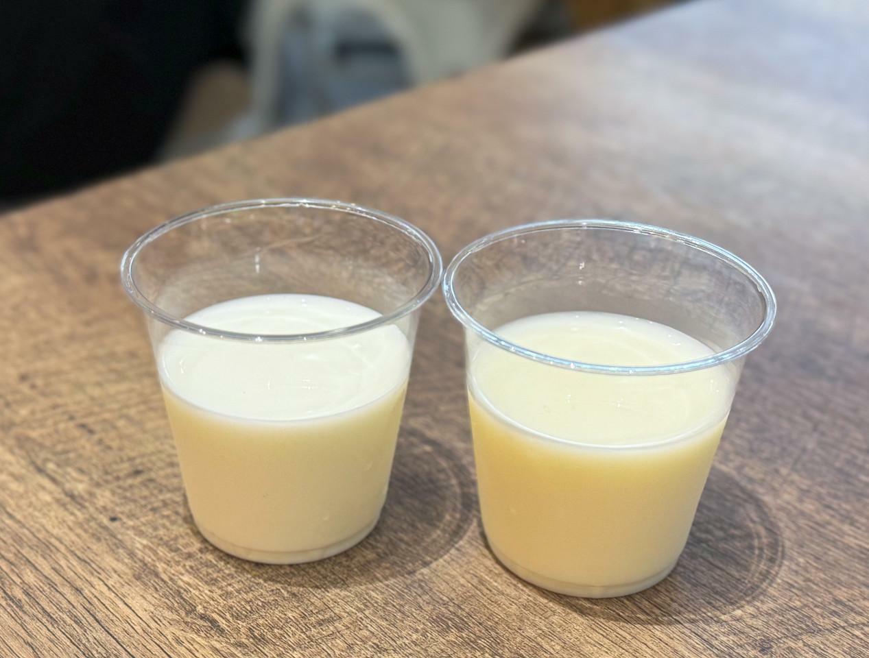 左：「一般の牛乳」、右：「自社牧場で育てた放牧牛乳」
