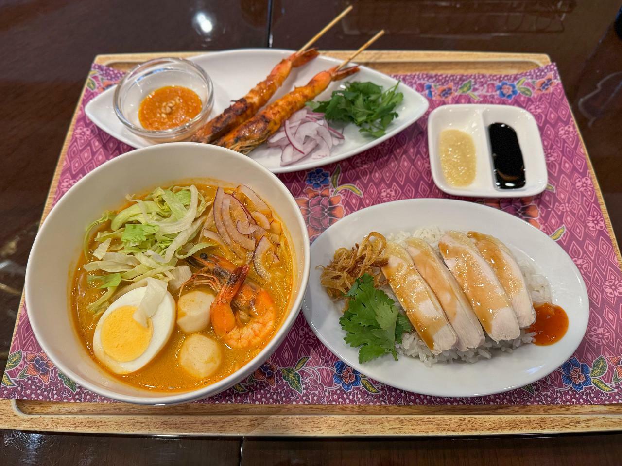 「ホーカー定食〜チキンライス・ラクサ・海老のサテーセット～」2948円