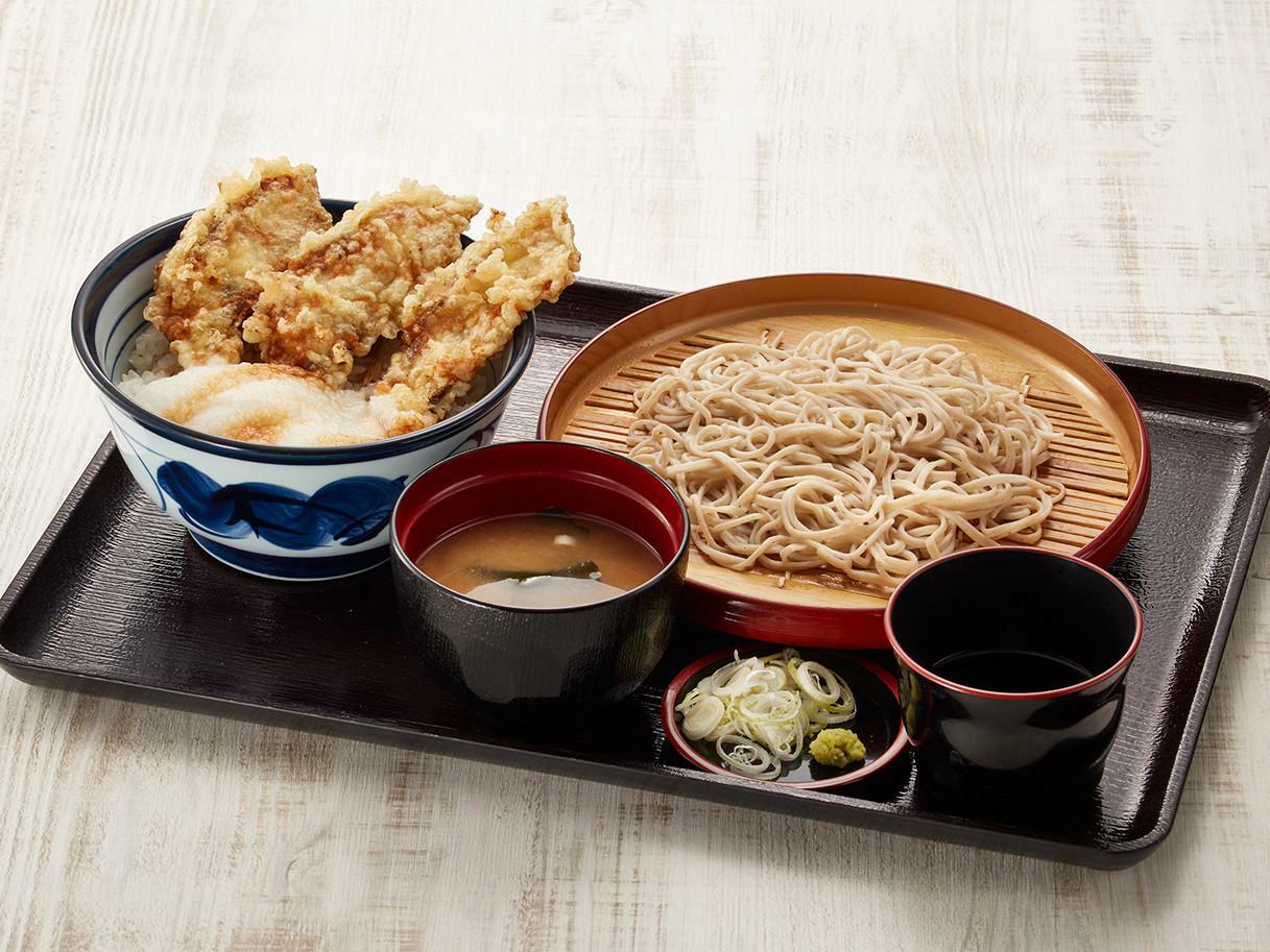 「うなとろ天丼 小そばセット」1360円　※うどんを販売していない店舗もございます。画像提供：天丼てんや