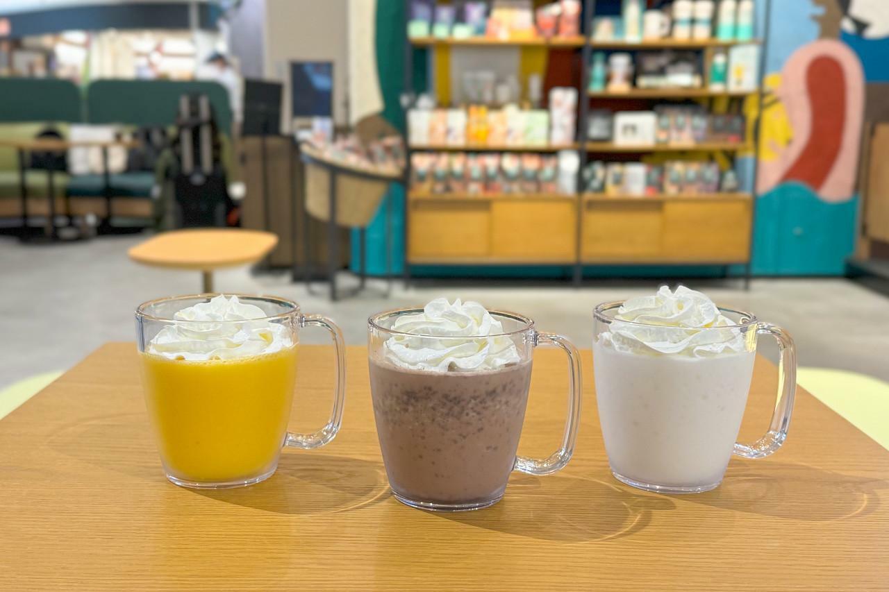 左から「キッズ バニラ クリーム フラペチーノ（ノンカフェイン）」、「キッズ チョコレート フラペチーノ」、「キッズ マンゴー & フルーツ フラペチーノ（ノンカフェイン）」※shortサイズのみ