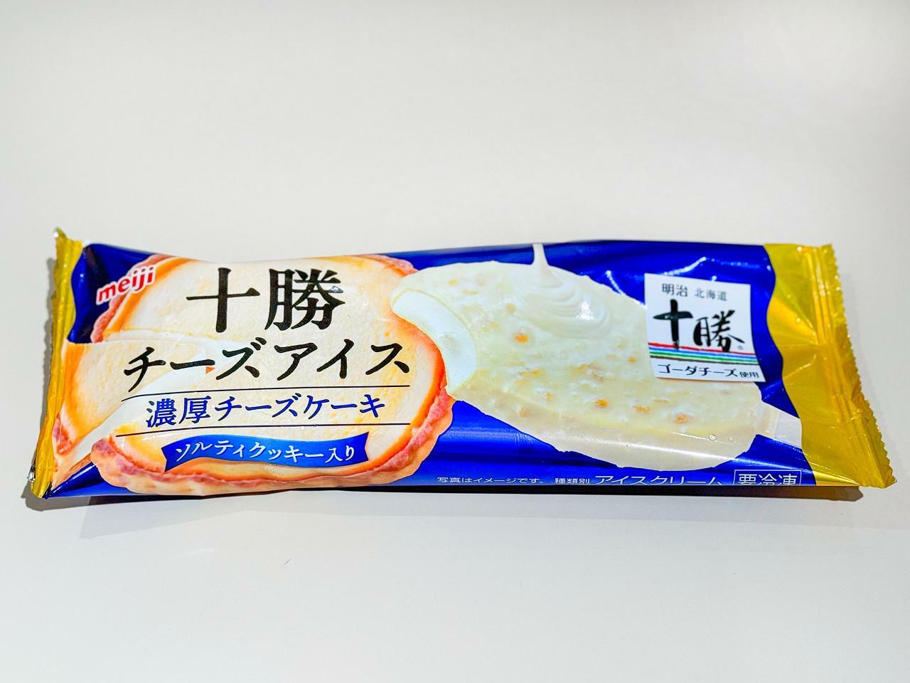 「明治 十勝チーズアイス 濃厚チーズケーキ」（84ml）　希望小売価格：216円（税込）