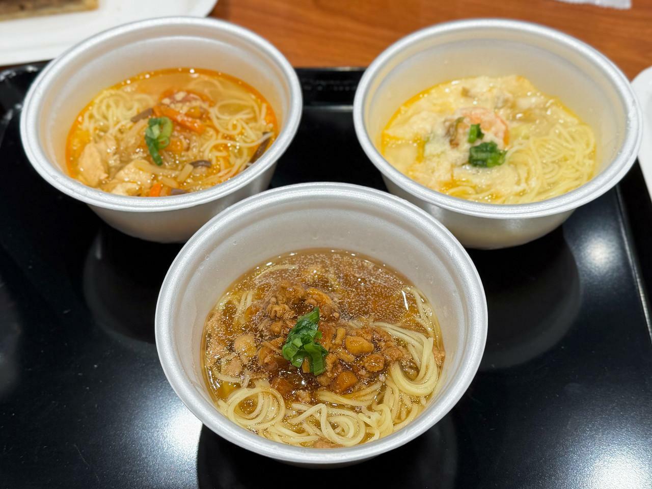 左「台湾風鶏サンラータン麺」　中央：「台湾風ルーロー麺」、右「台湾風豆乳野菜麺」各693円　※イートインのみ、飲茶取扱店のみ