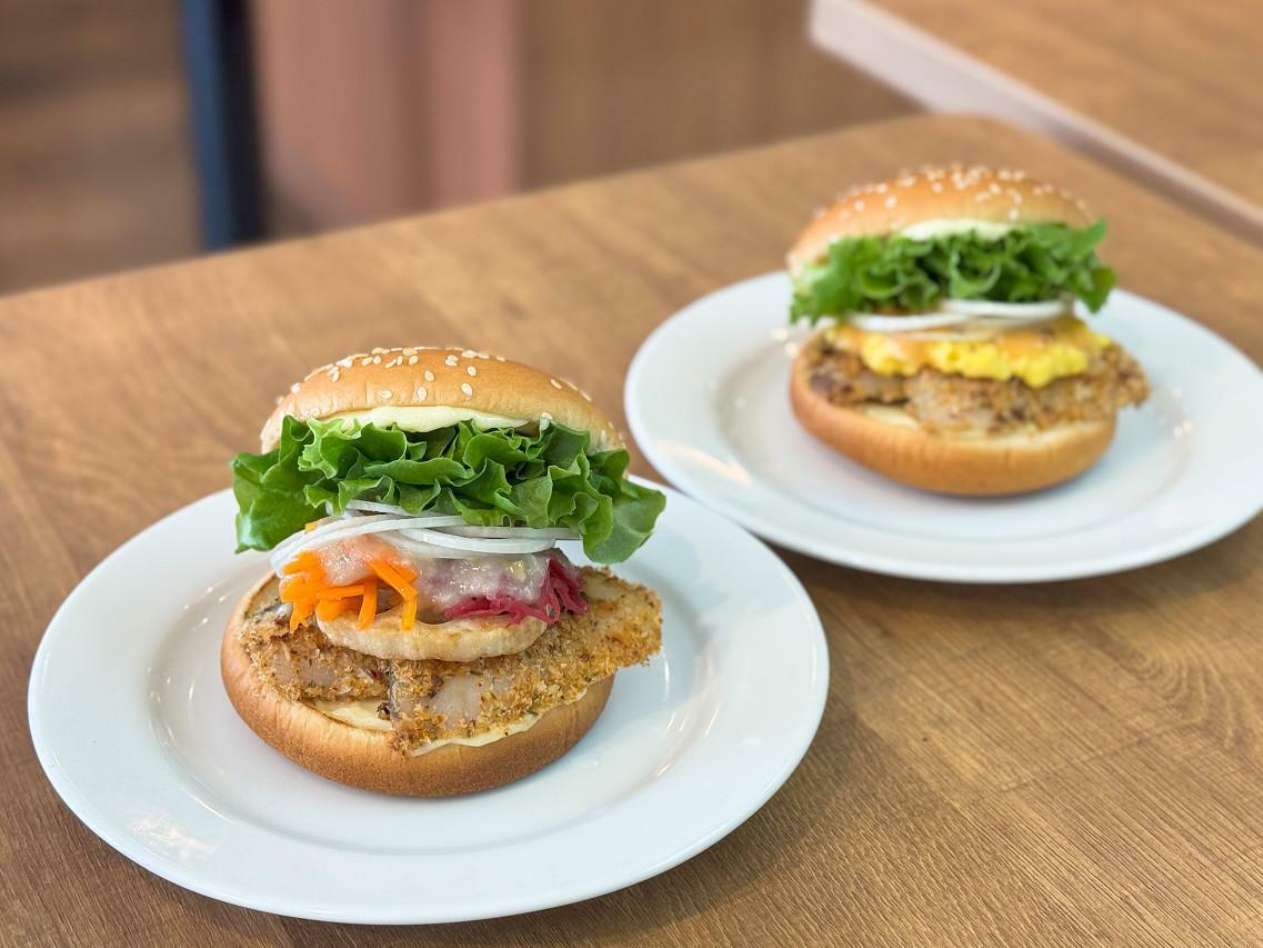 左：「銀だらグリエのフレンチバーガー　彩り野菜とオリーブアンチョビソース」、右：「銀だらグリエのフレンチバーガー　スクランブルエッグとオマール海老ビスクソース」各840円