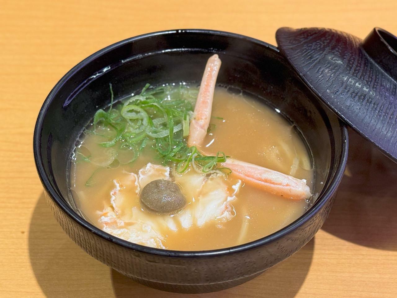 「新・濃厚かに味噌ラーメン」税込460円～　※店舗によって価格が異なる　販売期間：2024年10月30日（水）～11月24日（日）