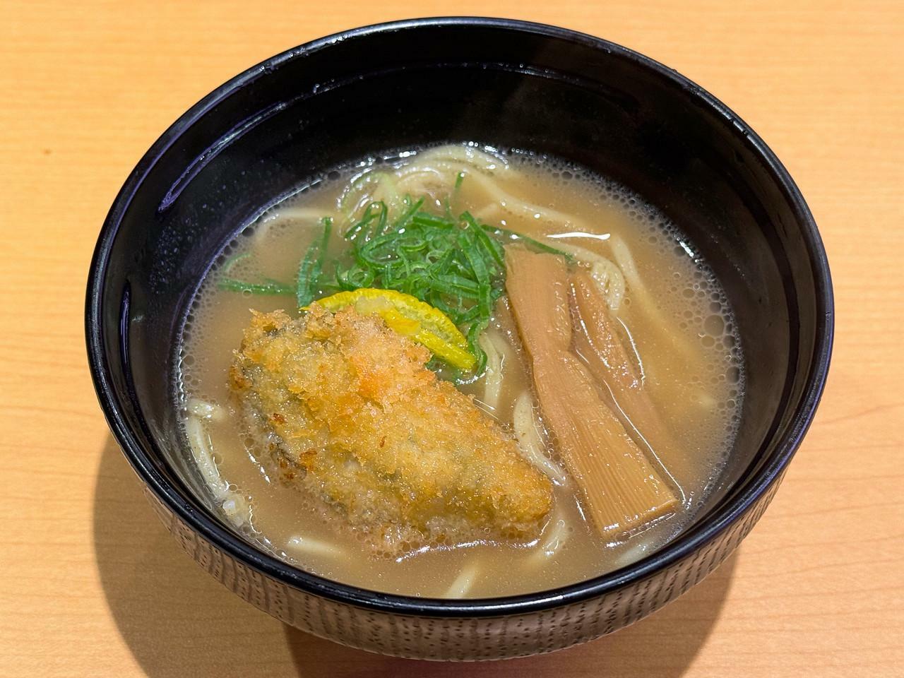 「牡蠣白湯ラーメン かきフライのせ」税込460円～　※店舗によって価格が異なる　販売期間：2024年10月30日（水）～11月10日（日）