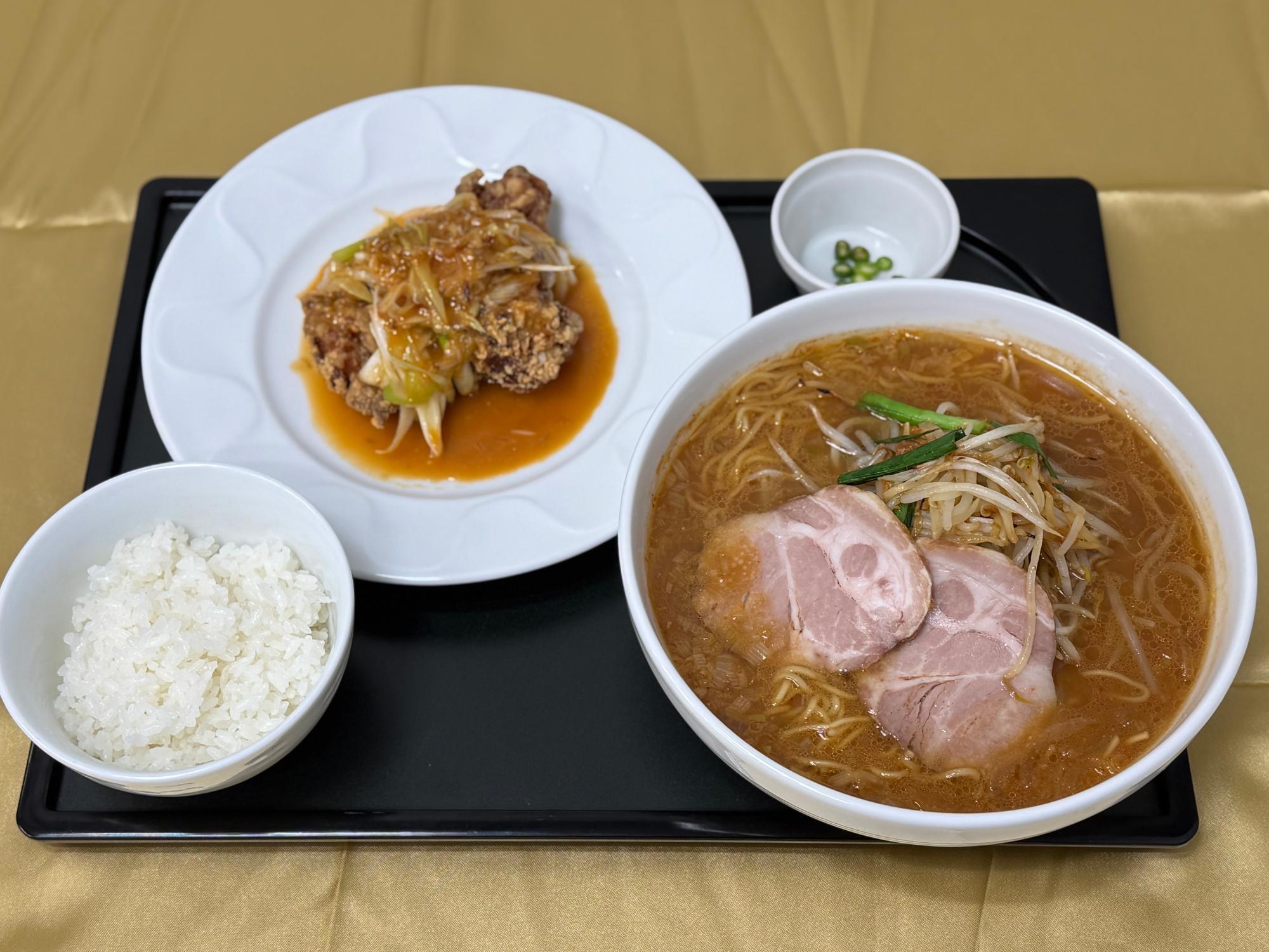 「飯田店主おすすめセット」（味噌らぁ麺～五重の味噌＋ミニごはん＋金山寺味噌のねぎみそ唐揚げ～青唐辛子を添えて）2013円（税込）