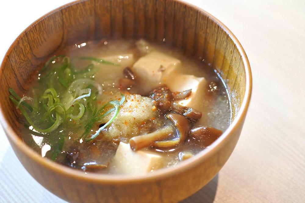 地元食材盛りだくさんの「レフ松山市駅 ベッセルホテルズ」のお味噌汁は「久万山麹みそ」
