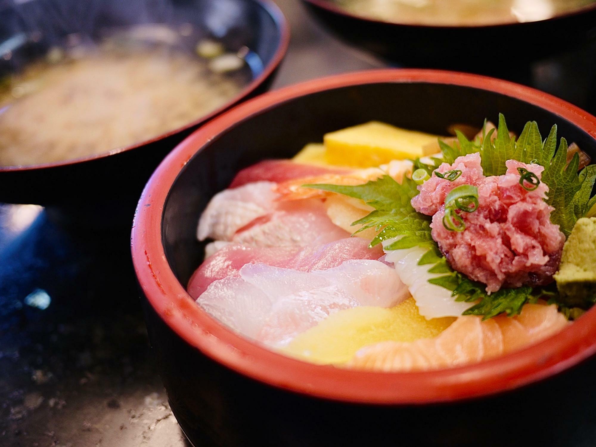 日替わりの海鮮チラシ「タフ丼」味噌汁付き　税込850円