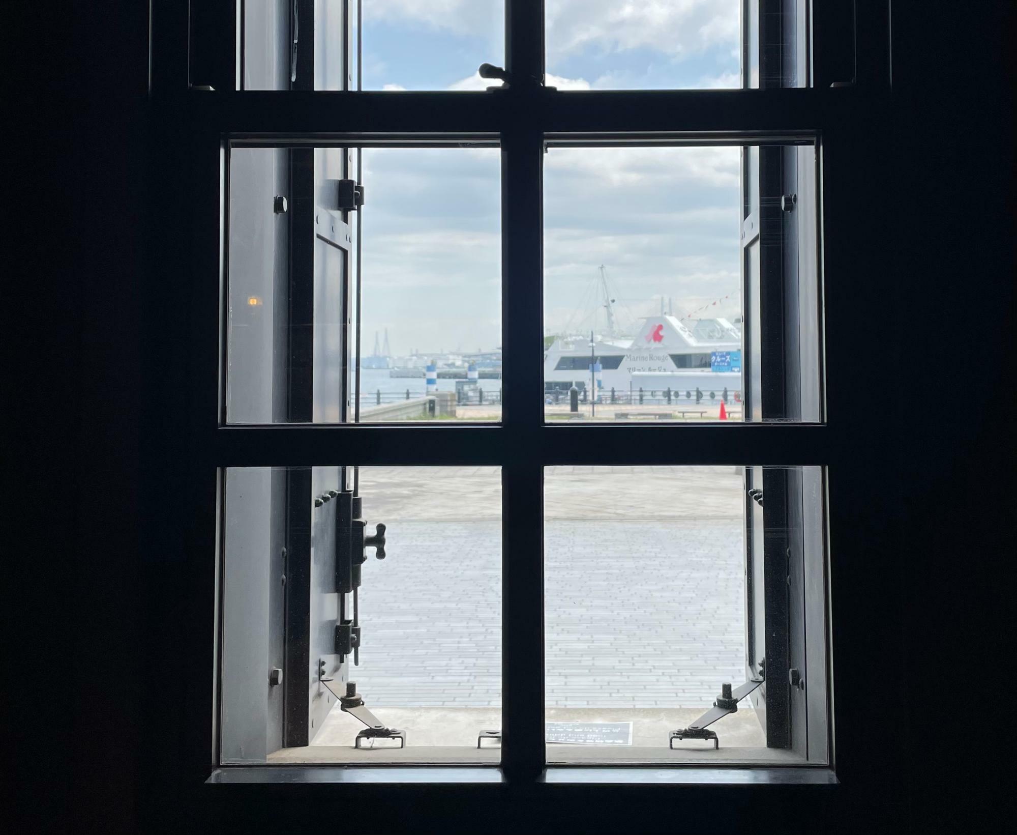 窓の向こうは港の景色