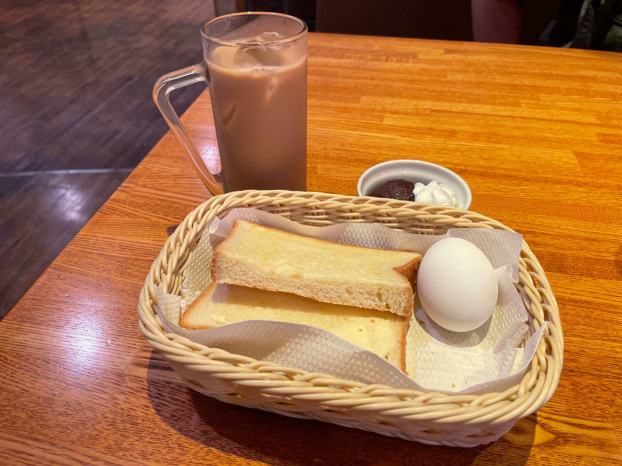 黒糖ミルクコーヒー（税込530円）と実質0円の「トースト・卵セット」。小倉ホイップは＋160円