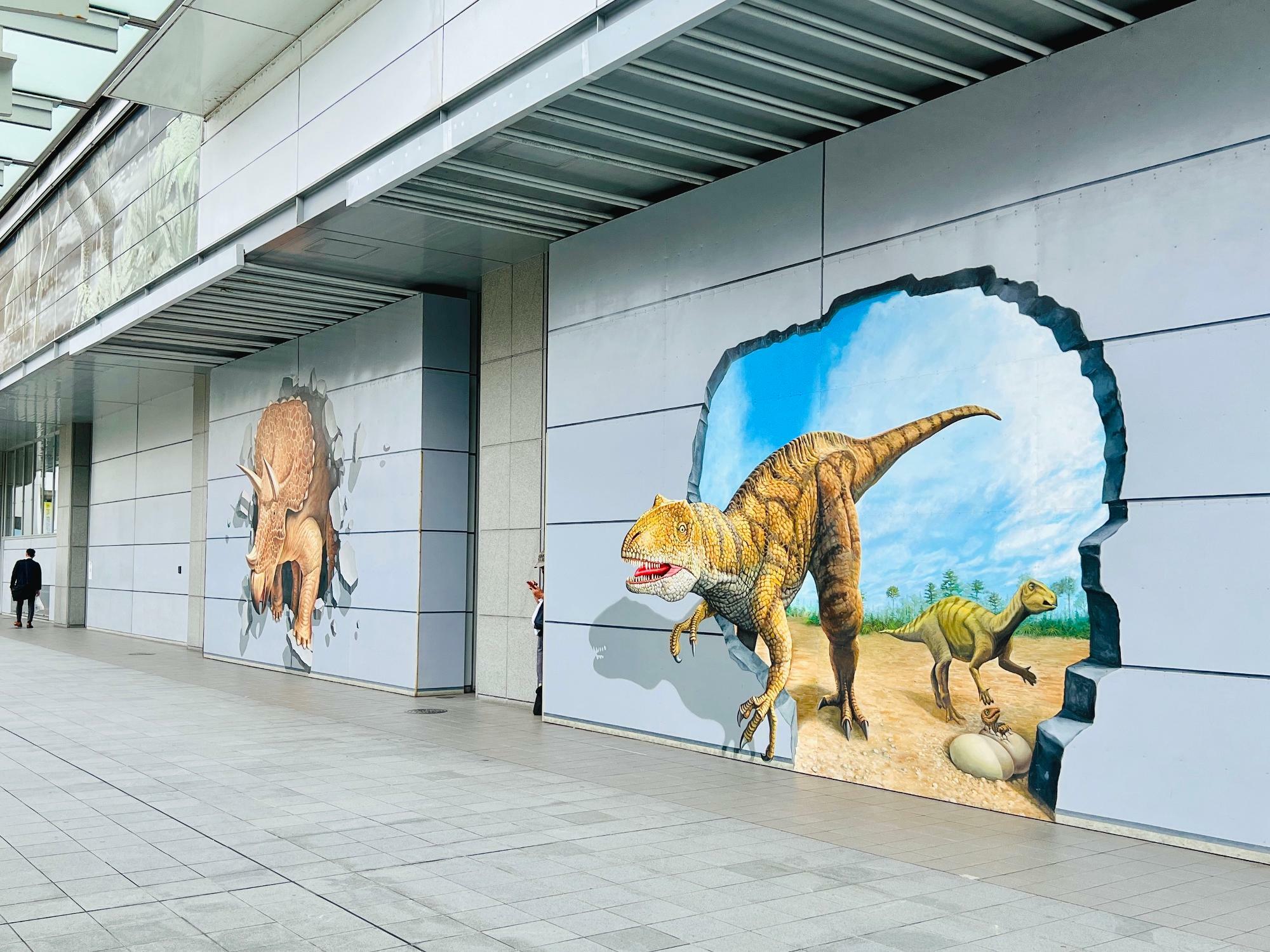 右：フクイラプトル、フクイサウルス横約7.3メートル、縦約4.6メートル・左：トリケラトプス横約7.3メートル、縦約4.6メートル