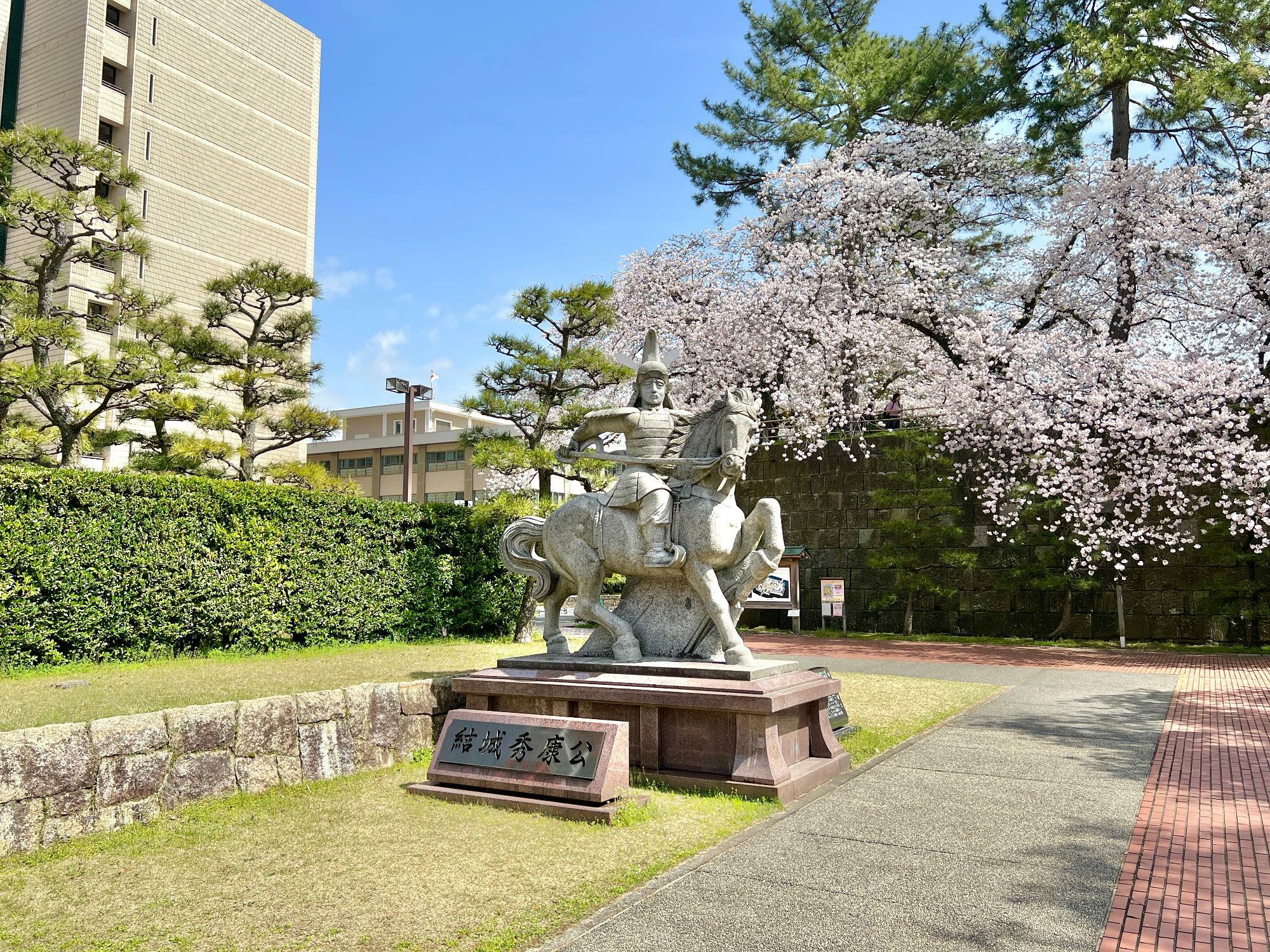 桜を背景に 結城秀康像