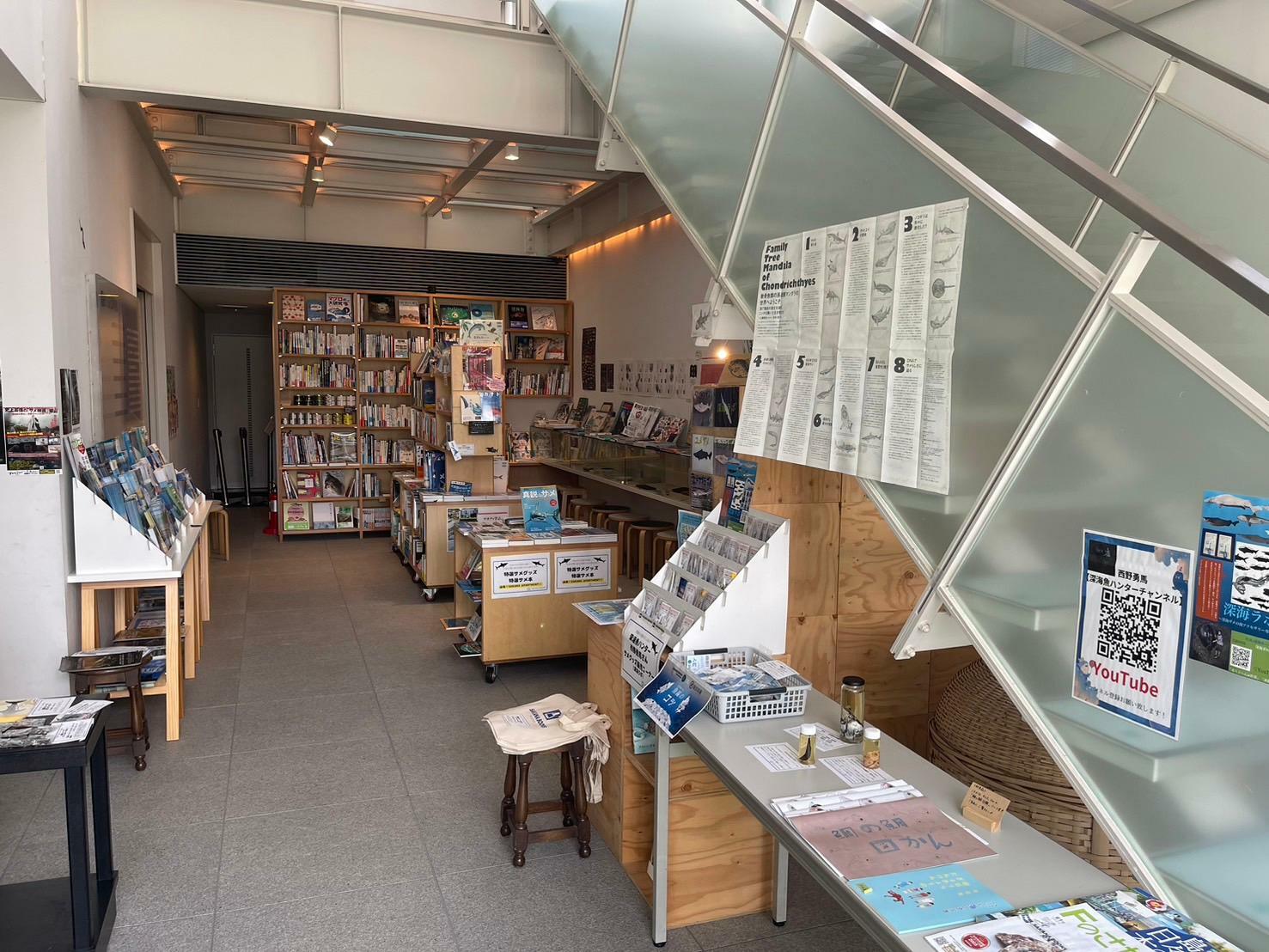 本屋さんは入口に入ってすぐ！