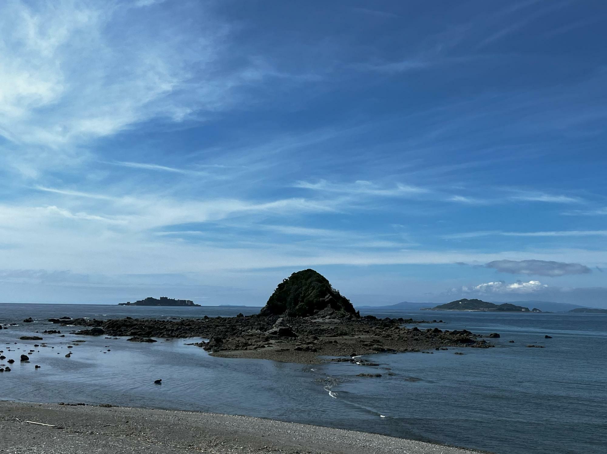 長崎のもざき恐竜パークからの眺め。左奥に見える軍艦島。