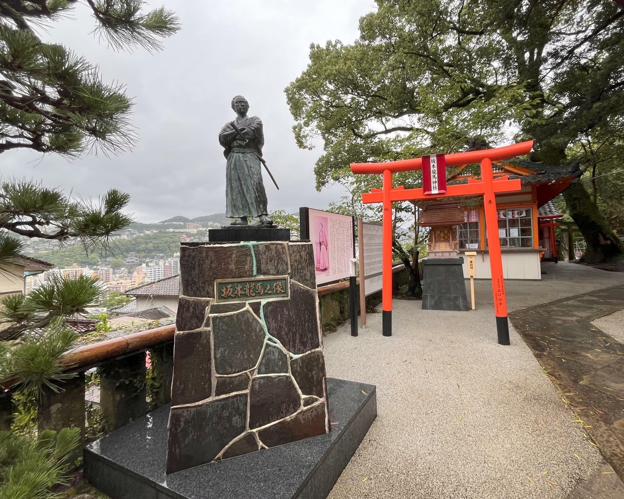 坂本龍馬神社と龍馬之像。龍馬像は、風頭公園に立つ像の原型。