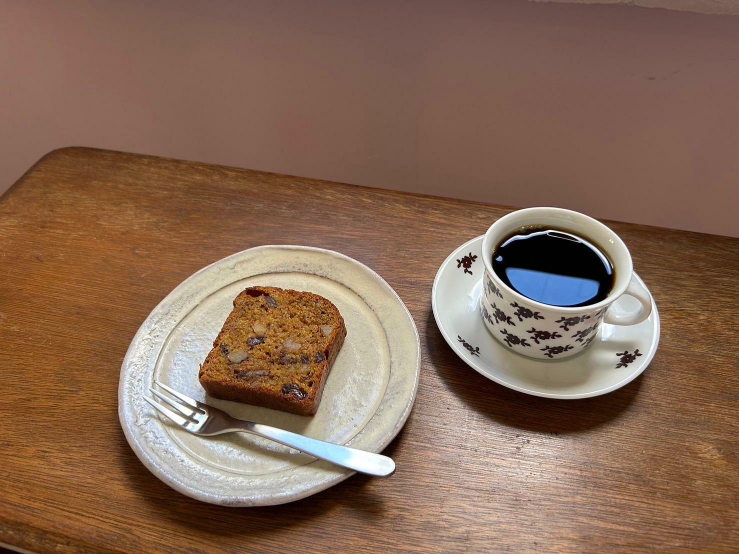 コーヒー（650円）とキャロットケーキ（450円）