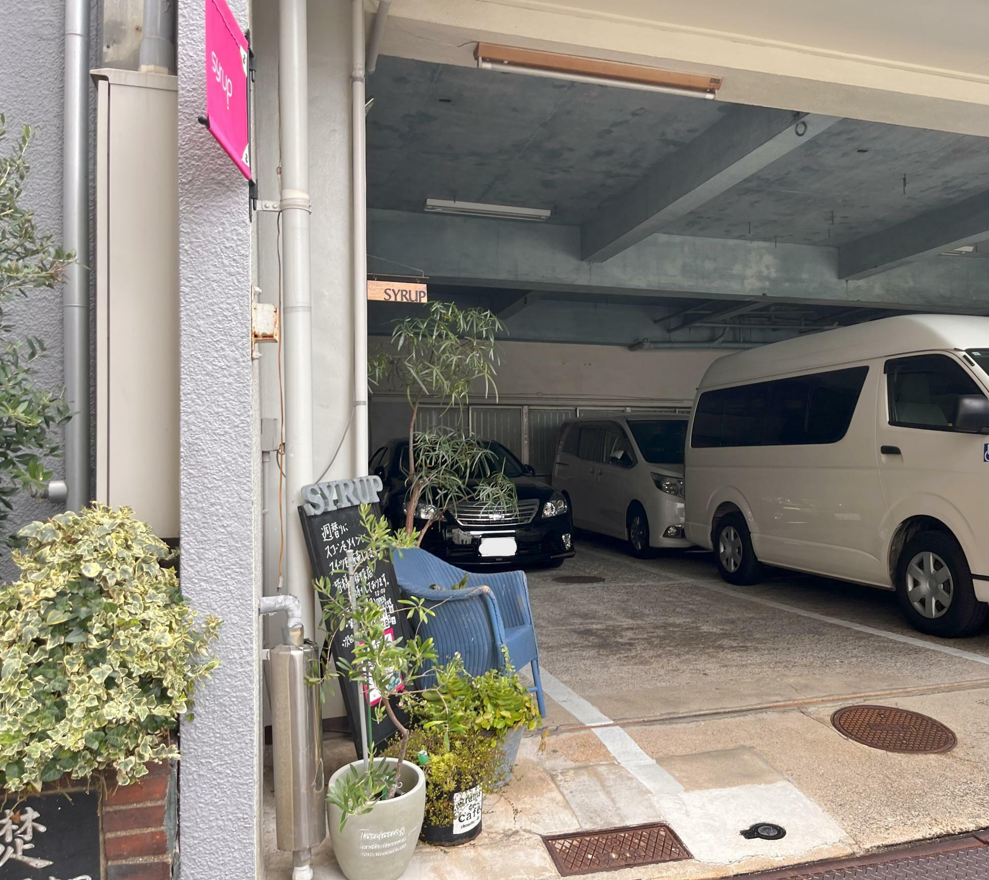 店舗横の軽自動車専用駐車場