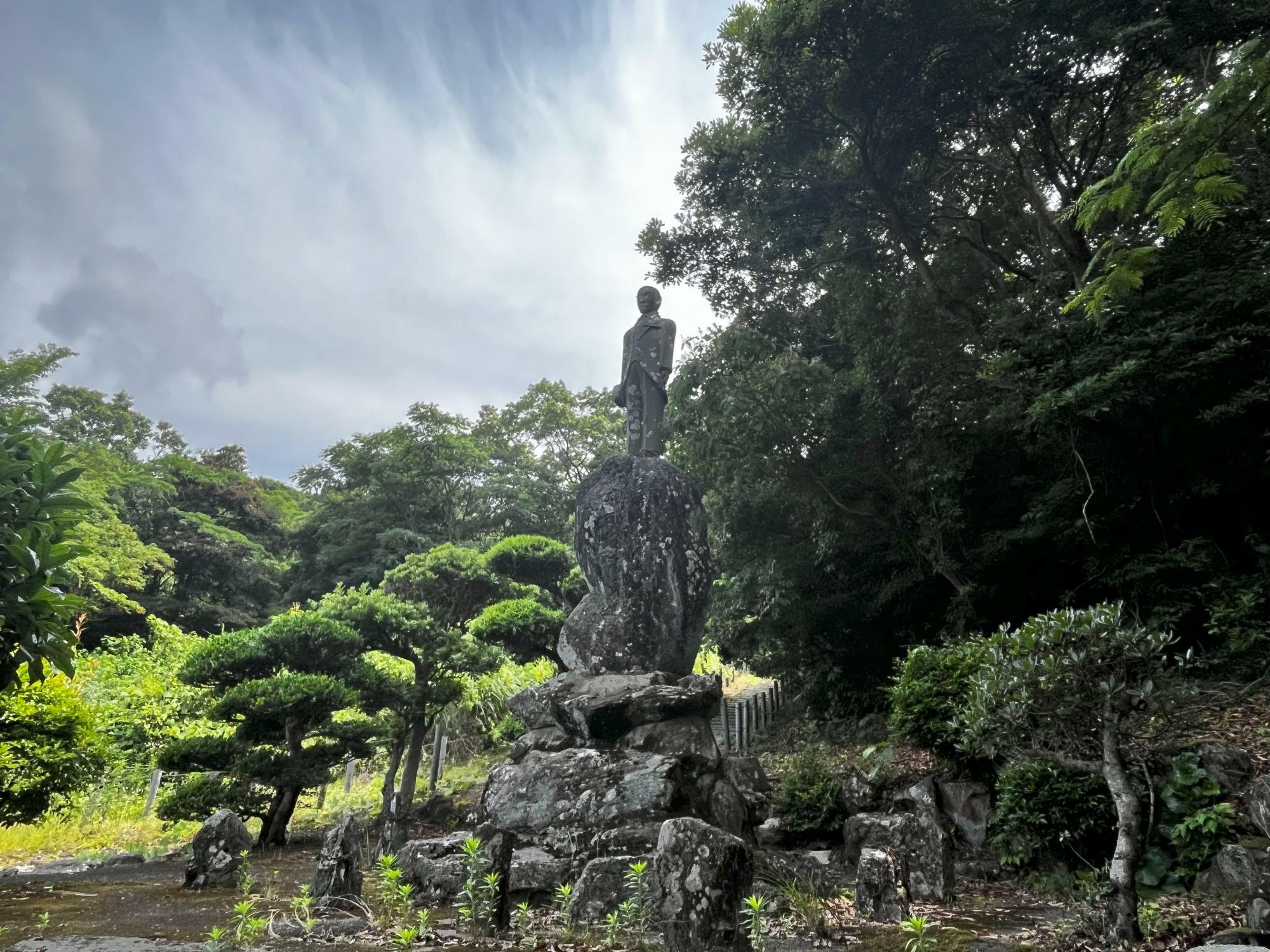 こしき岩公園入口・甑岩神社鳥居そば森田丈市（もしくは丈太郎）君像