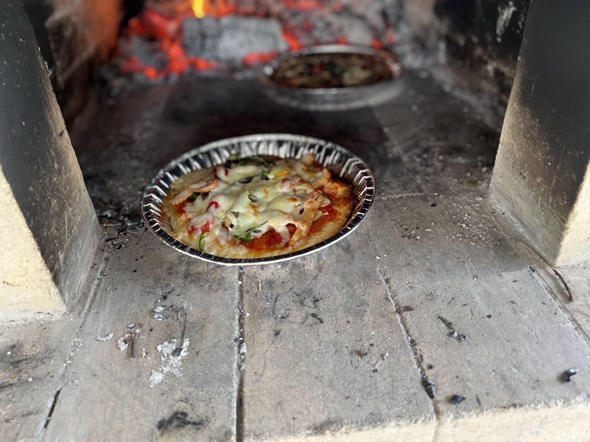 オーブンだと20分くらいかかるところがピザ窯だと5分かからず焼けてしまうのです