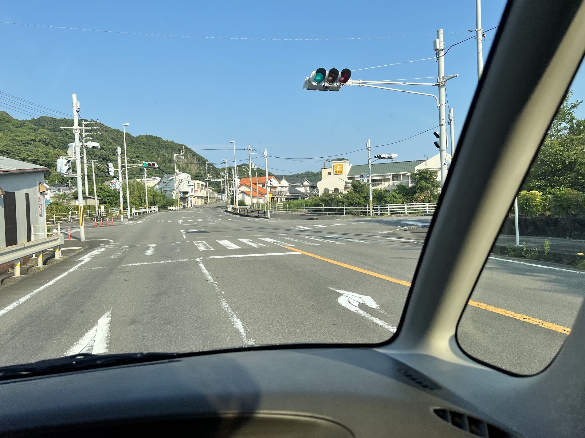 高知市方面から来た場合、旅籠屋さんが右手に見えたら右折です