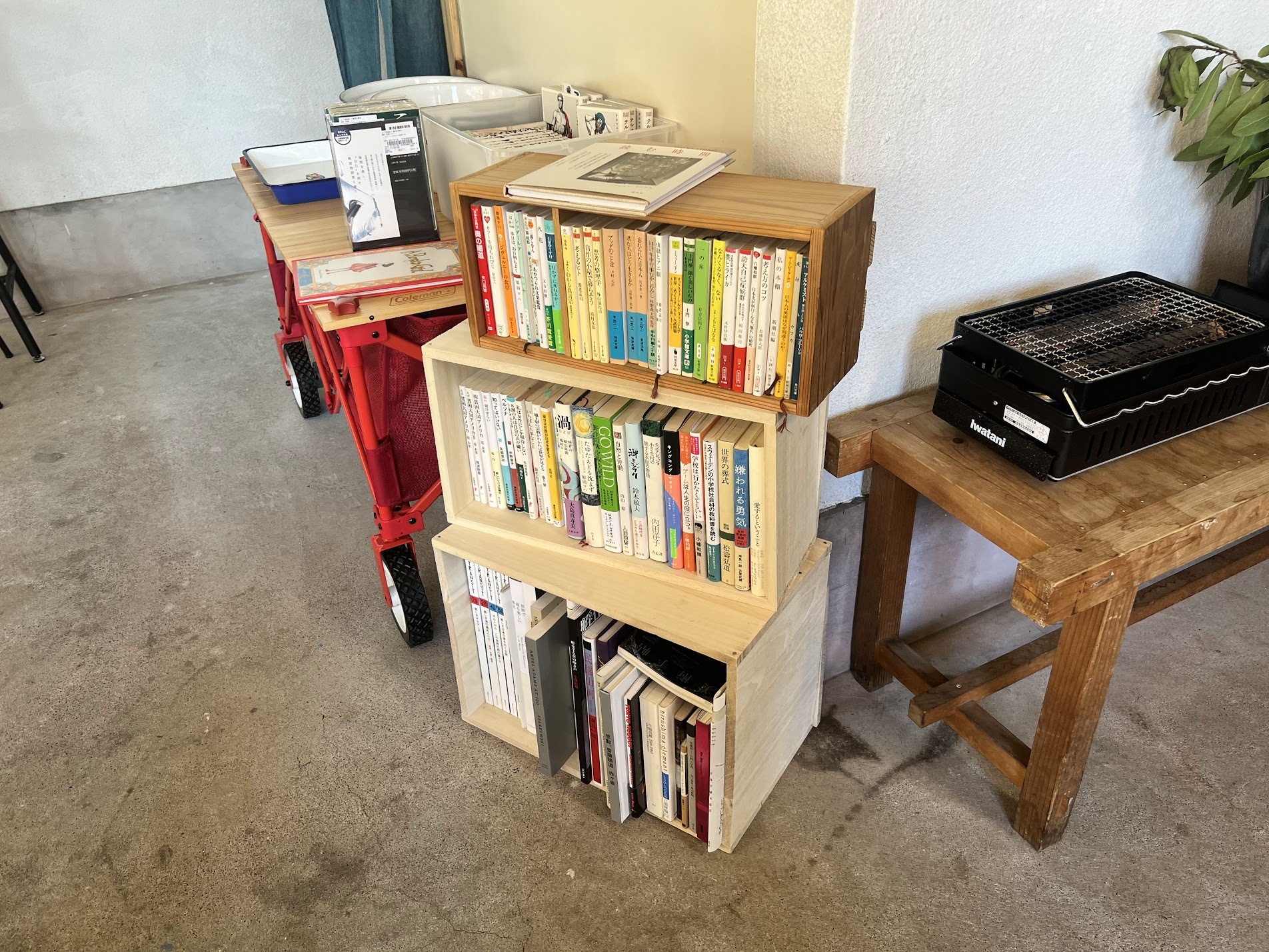 ブックカフェのために手作りした本棚だそうです