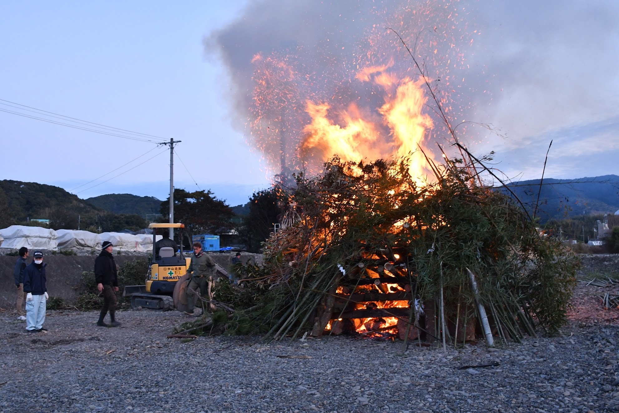 昨年の点火直後の様子　どんど焼きは室津川の河川敷で行われます