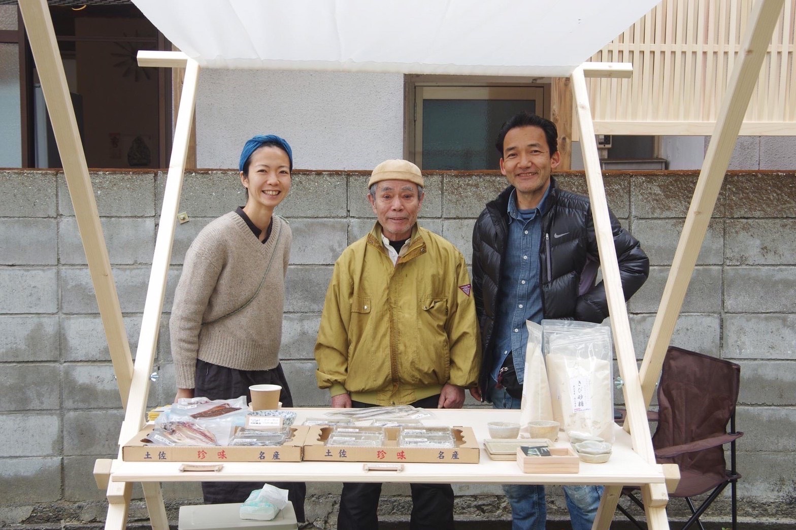 「アオゾライト」のお隣の「沢村海産物店」も干物や自然食品などで出店　写真提供：アオゾライト