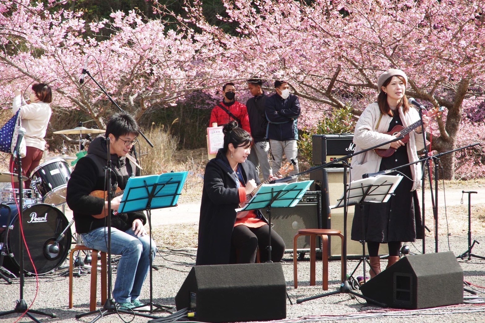 「ウクレレユニットいそもん」むろと200本桜祭りでの演奏　写真提供：いそもん