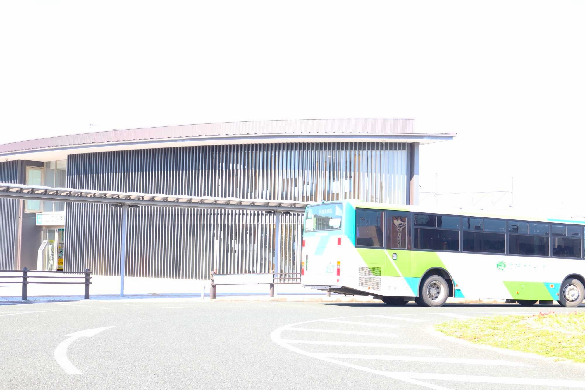 ロータリーには伊良湖へ行き来する豊鉄バスや市内を巡回するぐるりんバスが発着します