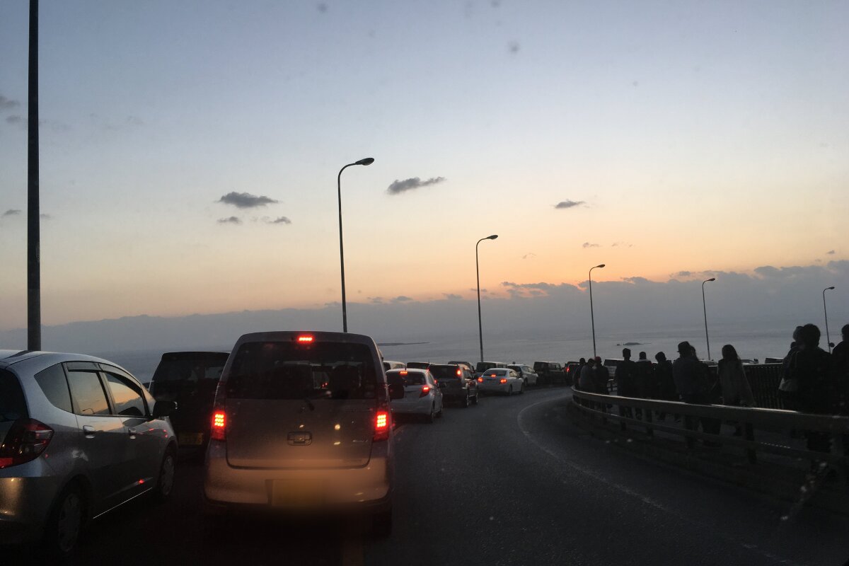 元旦の南城市・ニライカナイ橋の渋滞。