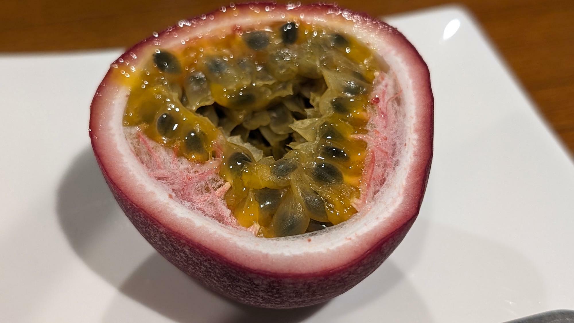 糸満のNatural Passion 沖縄では、7年かけてパッションフルーツの無農薬栽培を実現。肉厚でしっかりした歯ごたえとしっかりした甘みが特徴だ。