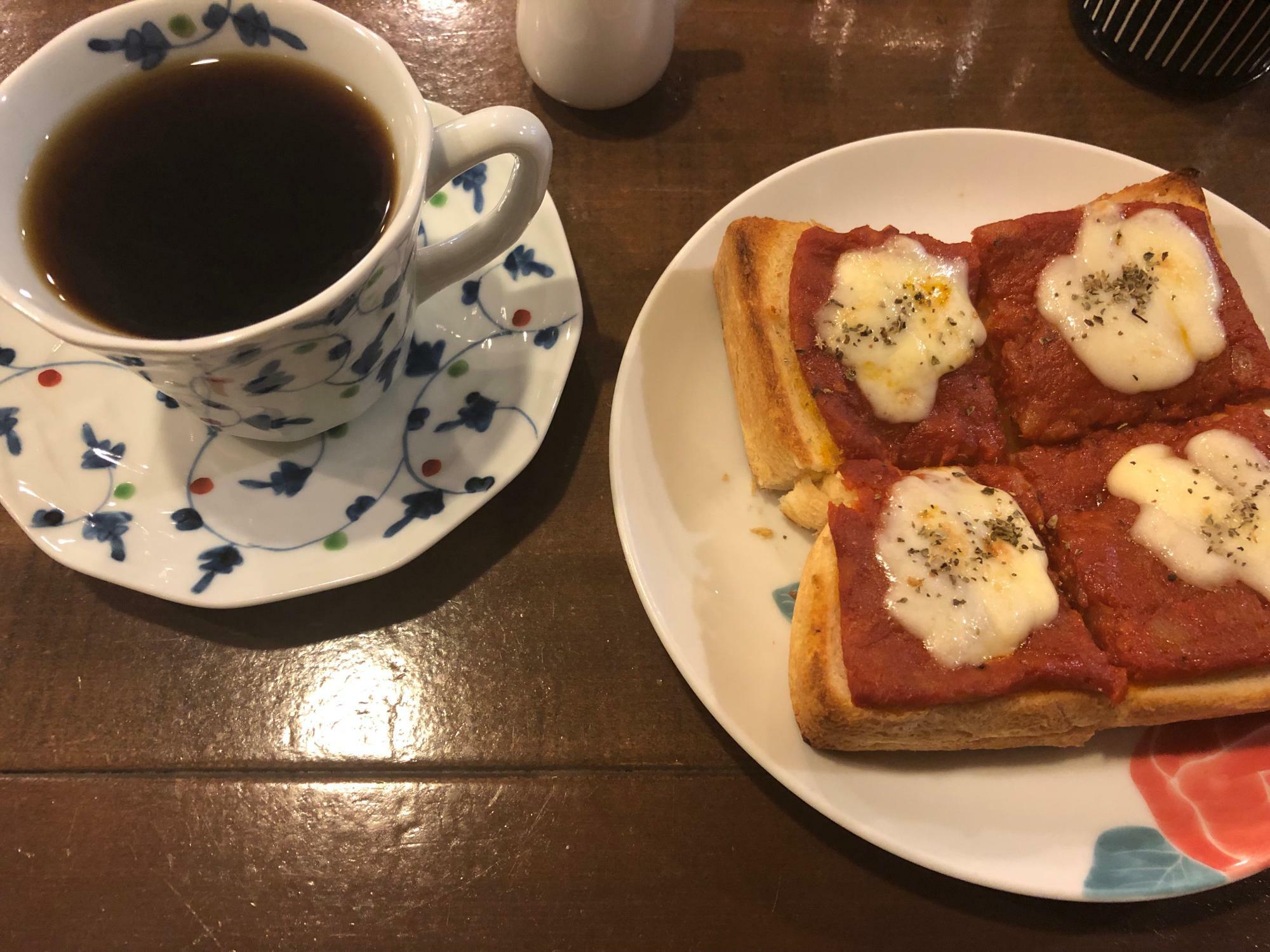 ホットコーヒーは530円。トマトソースのトーストは420円