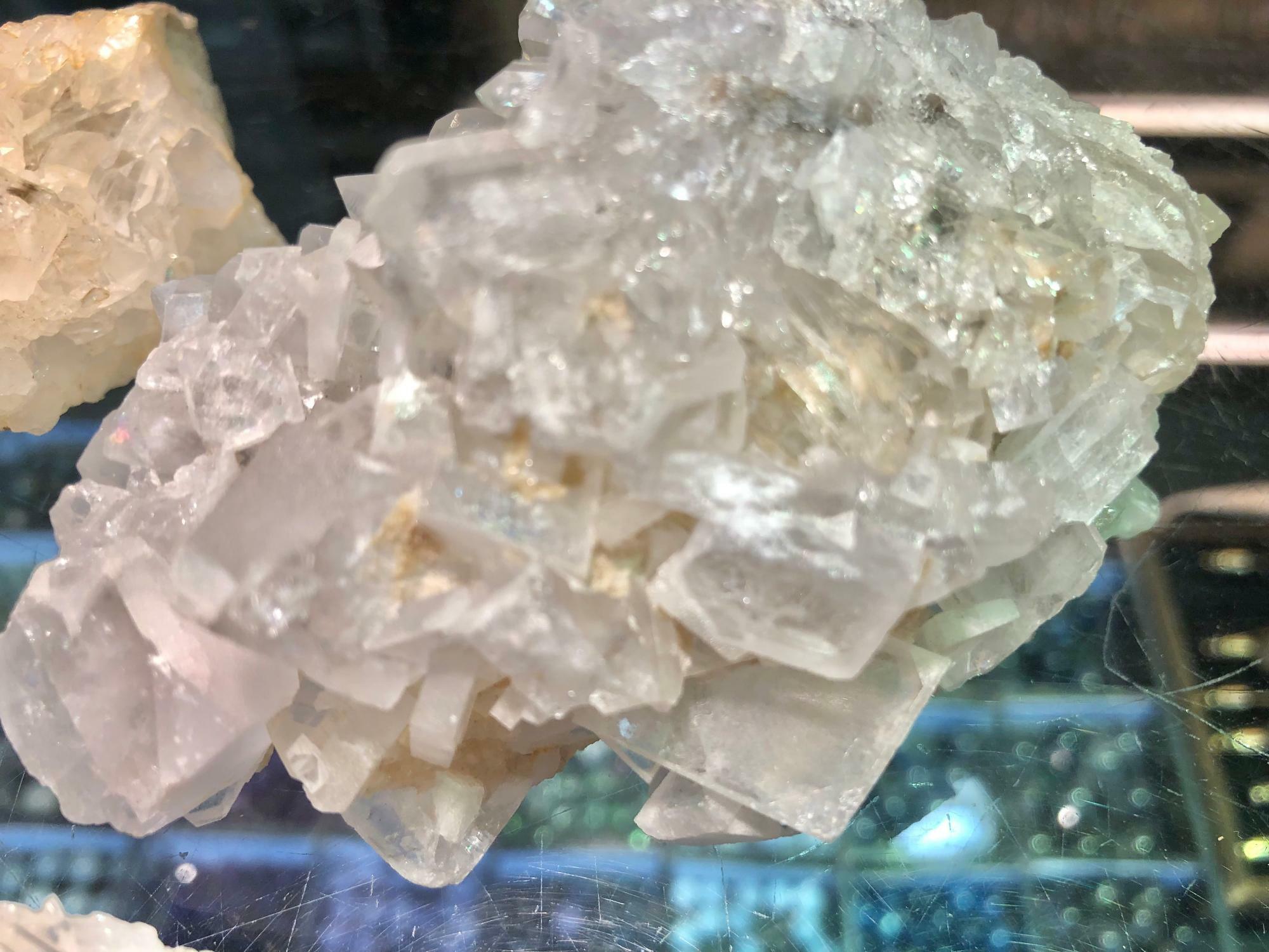 これは水晶とカルサイトという石が自然のちからで組み合わさったもの。芸術品ですね。