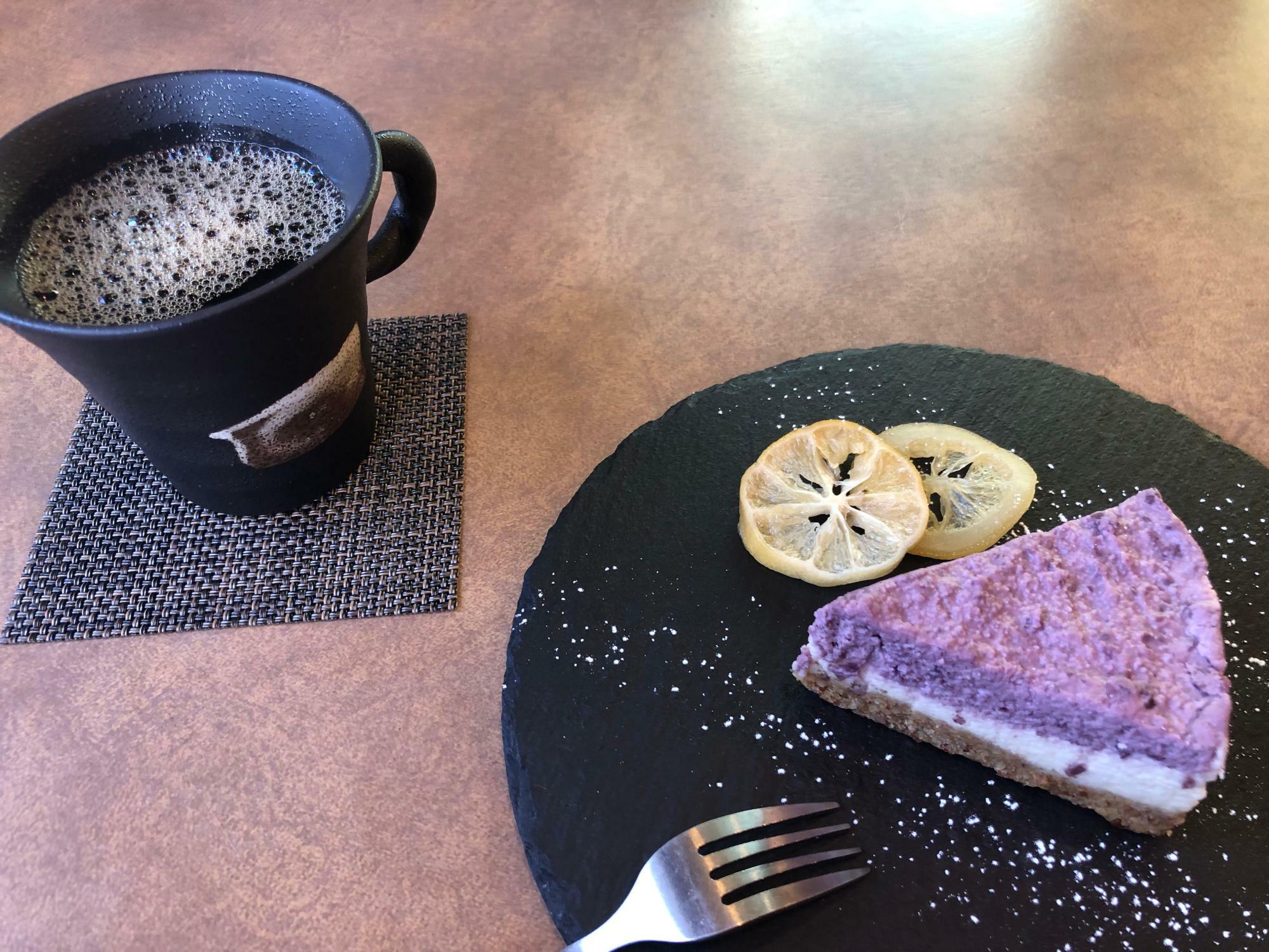 こちらは体が喜ぶ玄米コーヒー（500円）とレアチーズケーキ。
