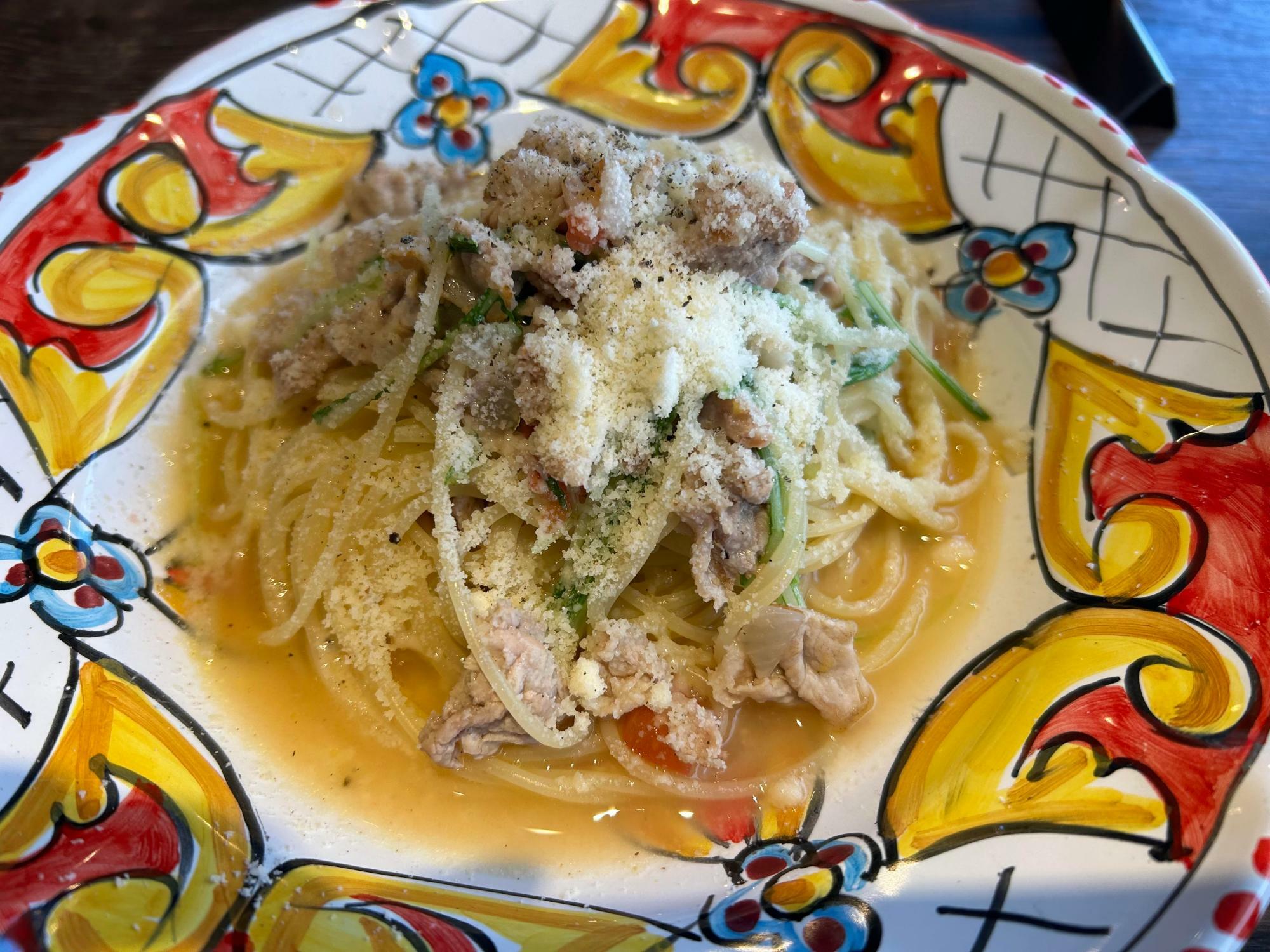 こちらはもうひとつのパスタ。豚肉と水菜の白ワインソースパスタです。こちらもさっぱりとした中にコクのある美味しさ。