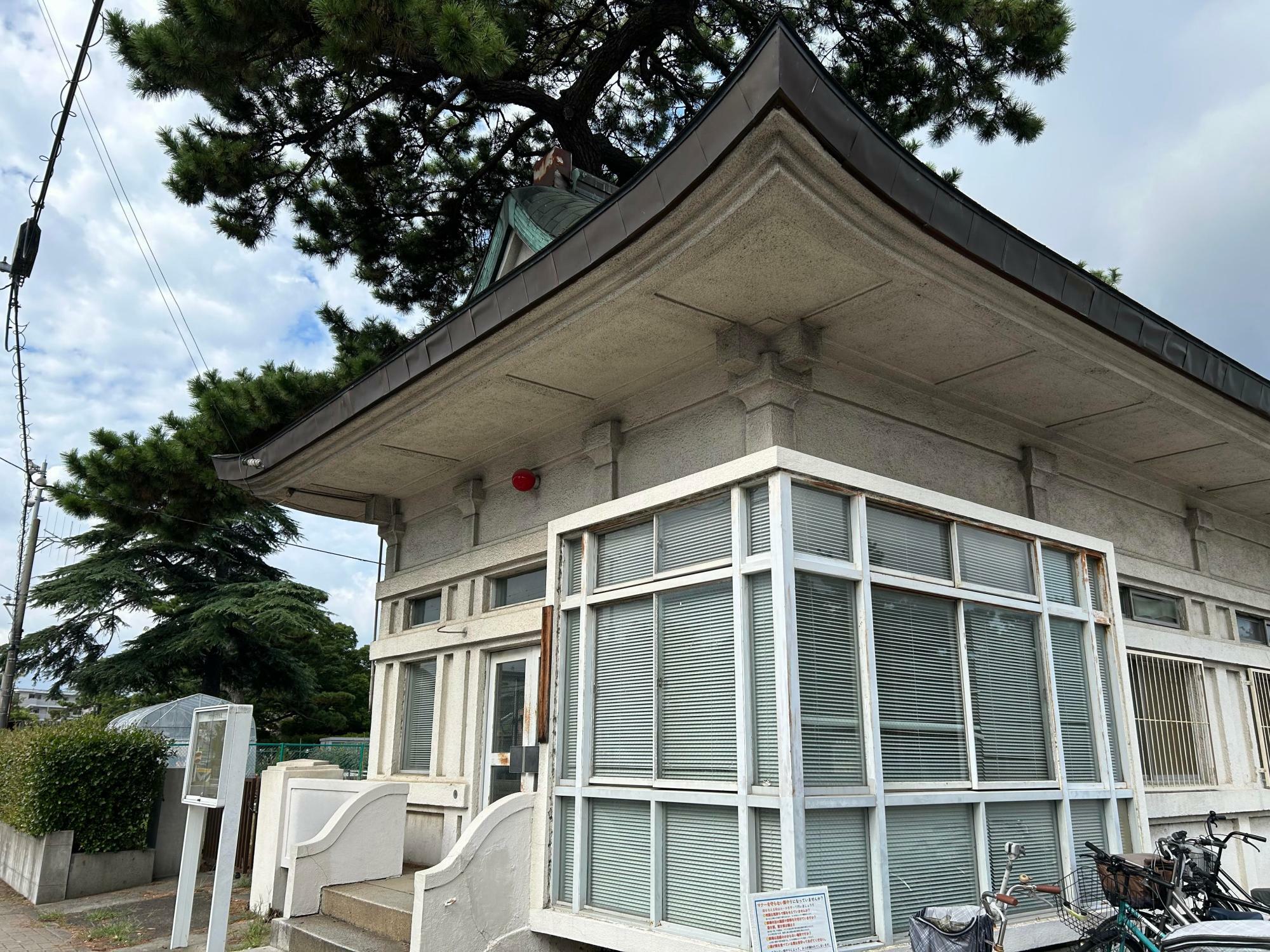 歴史を感じる寺院のような「旧堺南警察署浜寺公園派出所」。