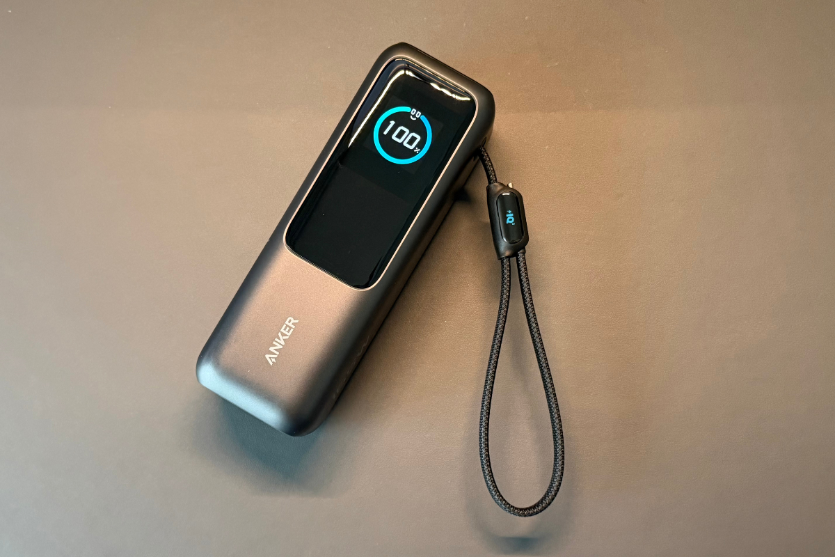 出先の電源不安が消えるAnker Power Bank 25000mAh 内蔵＆巻取り式USB