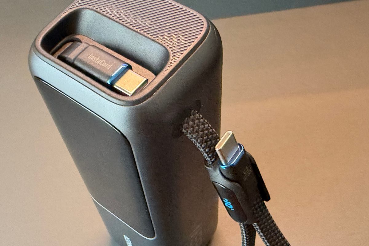 出先の電源不安が消えるAnker Power Bank 25000mAh 内蔵＆巻取り式USB