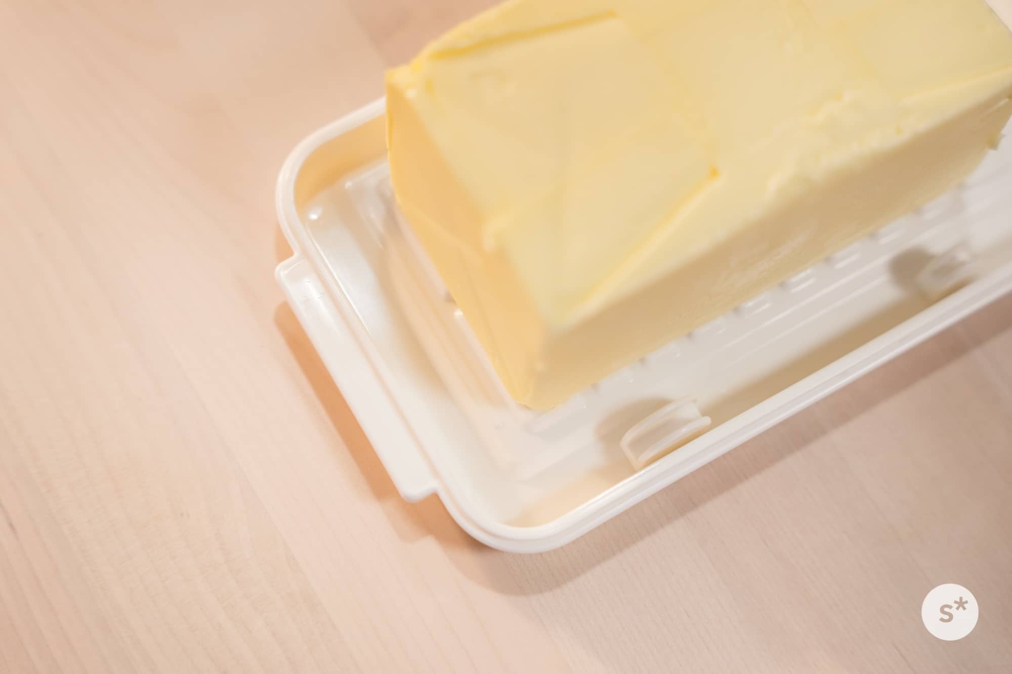 ケース底面の出っ張りに合わせてバターを置きます。
