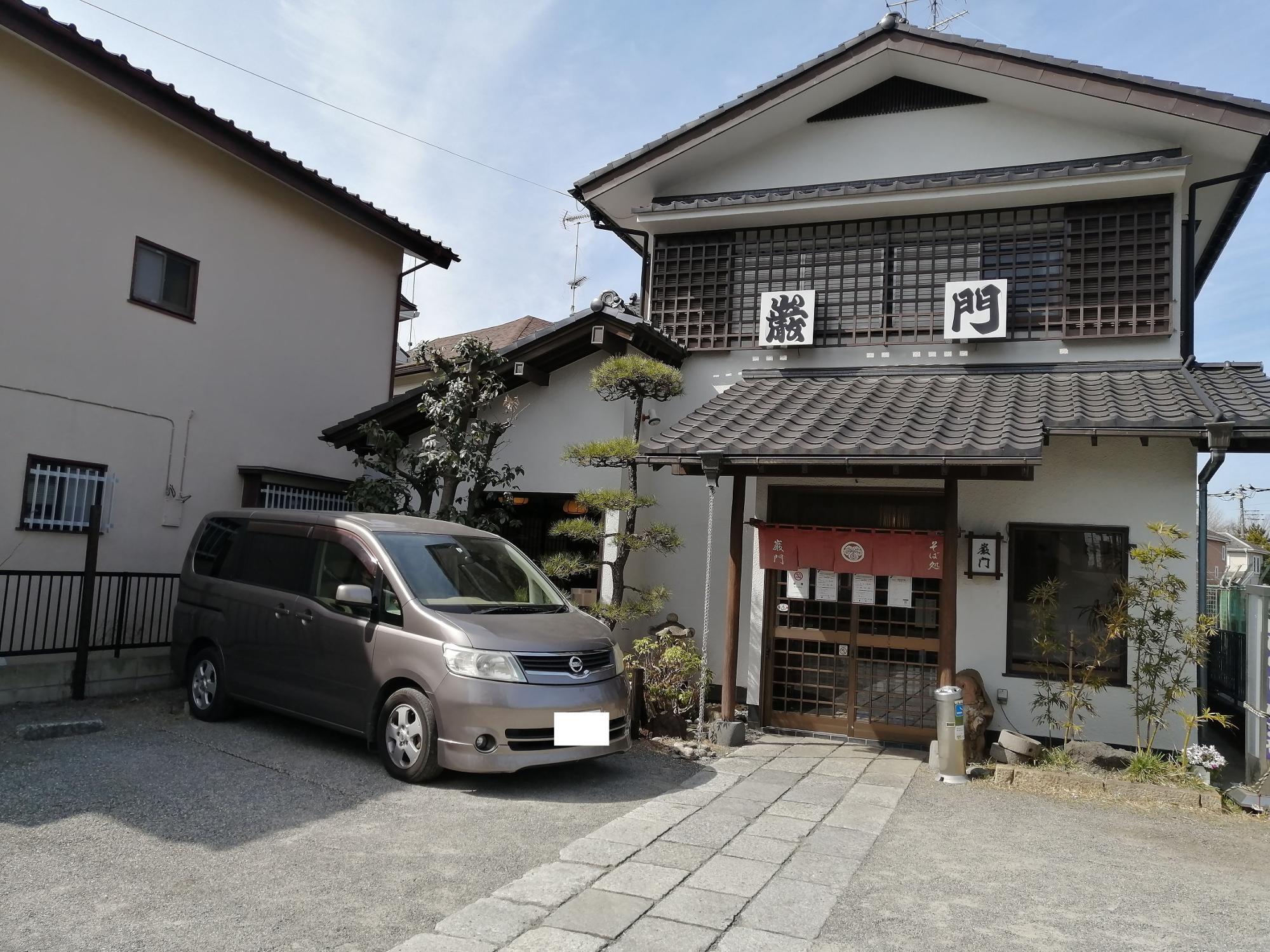 お店の前が駐車場になっています。