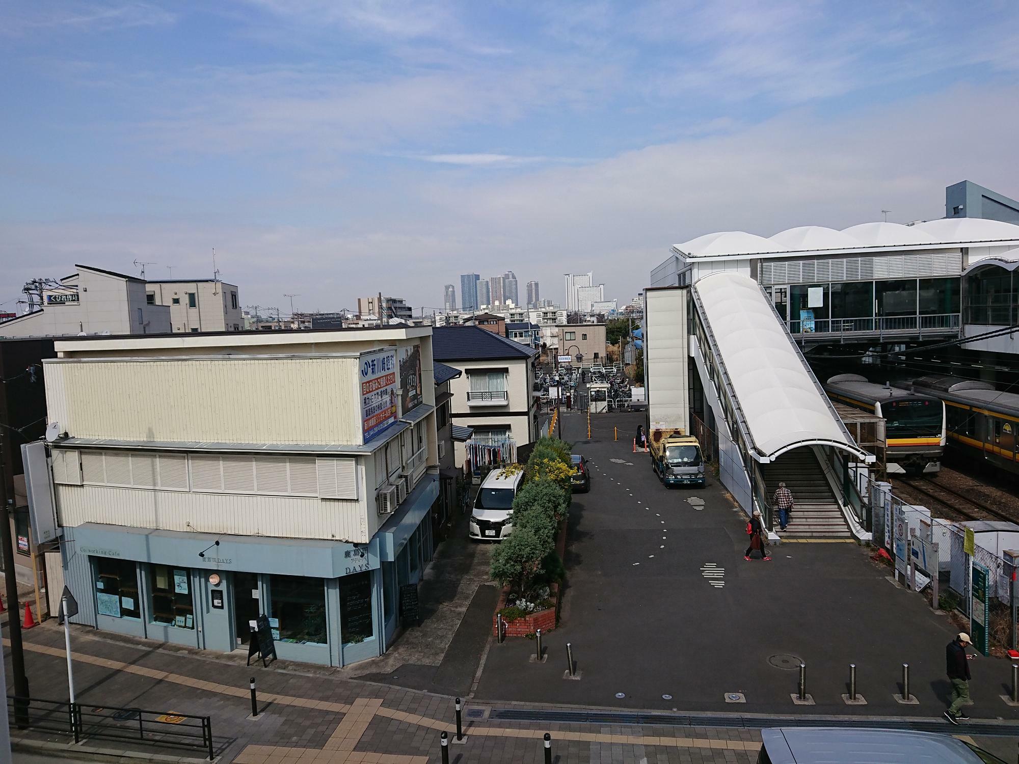 JR南武線・鹿島田駅とJR横須賀線・新川崎駅を結ぶペデストリアンデッキから撮影。奥には武蔵小杉の高層マンション群が見えます。