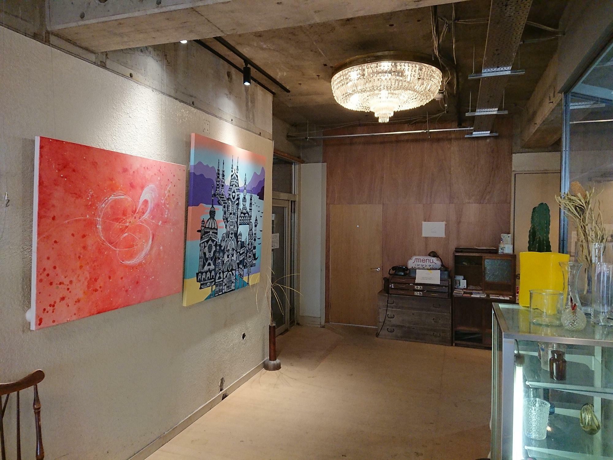 ２階はアート展示あり、近くに作業スペースも。