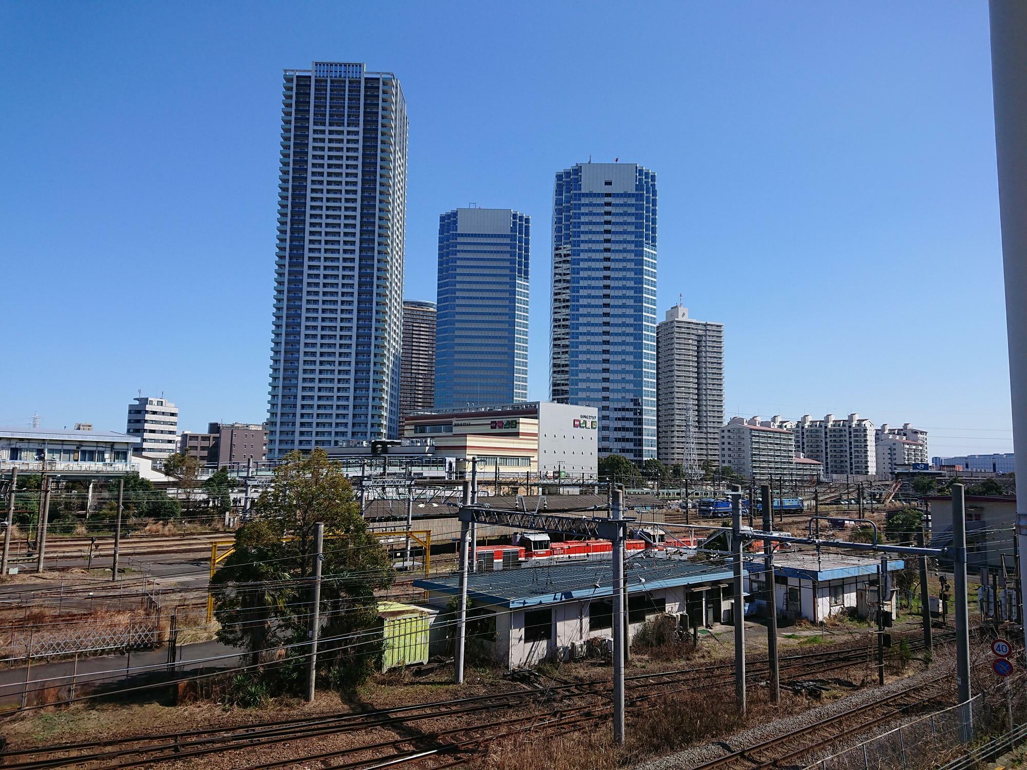 当日は抜けるような青空。貨物列車やJR新川崎駅での電車発着の様子も見られます。