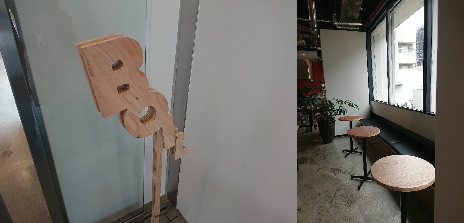 左：木製ロゴマーク　右：飲食店等にある丸テーブル