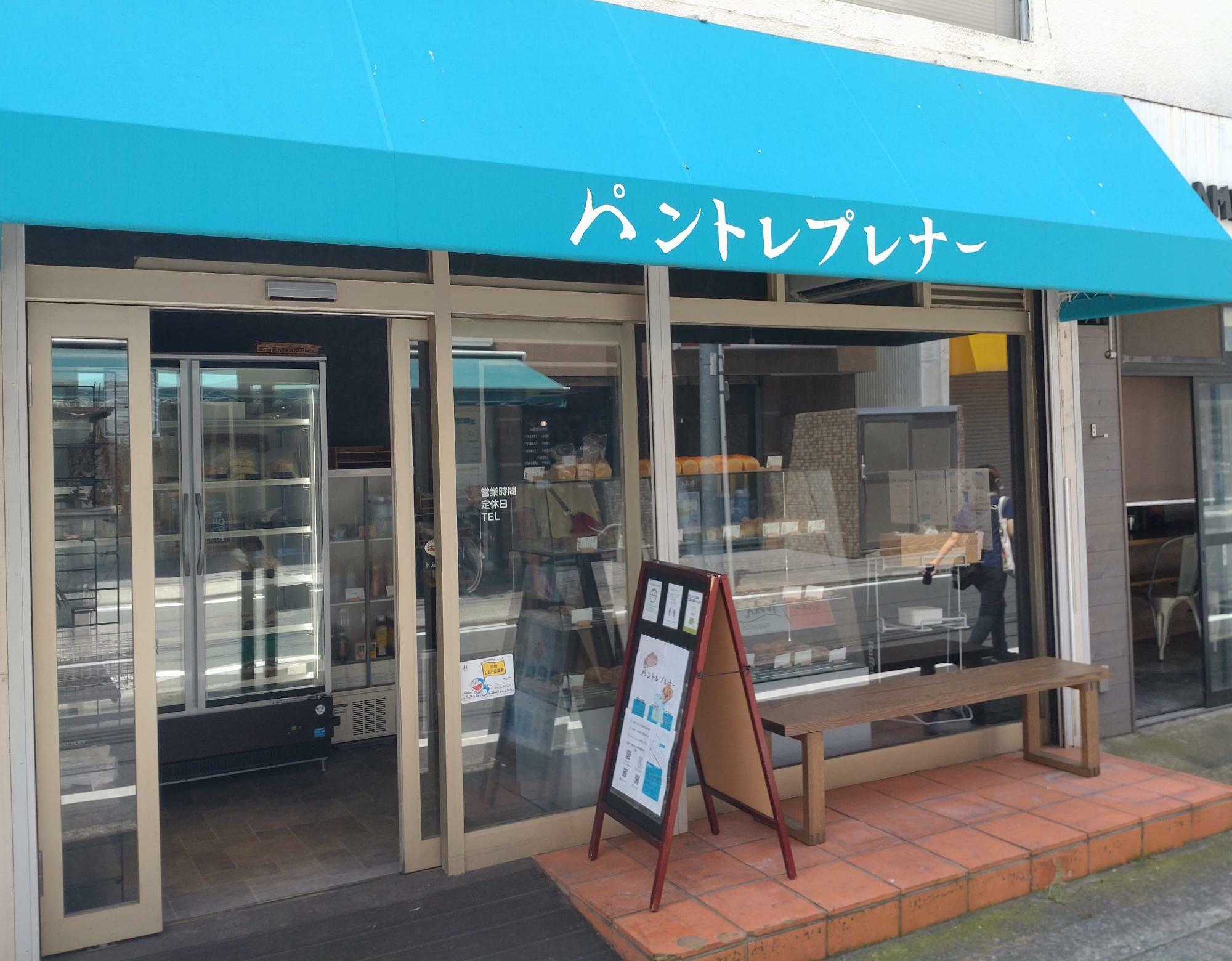 青い屋根が目印。店外にはベンチもあります。