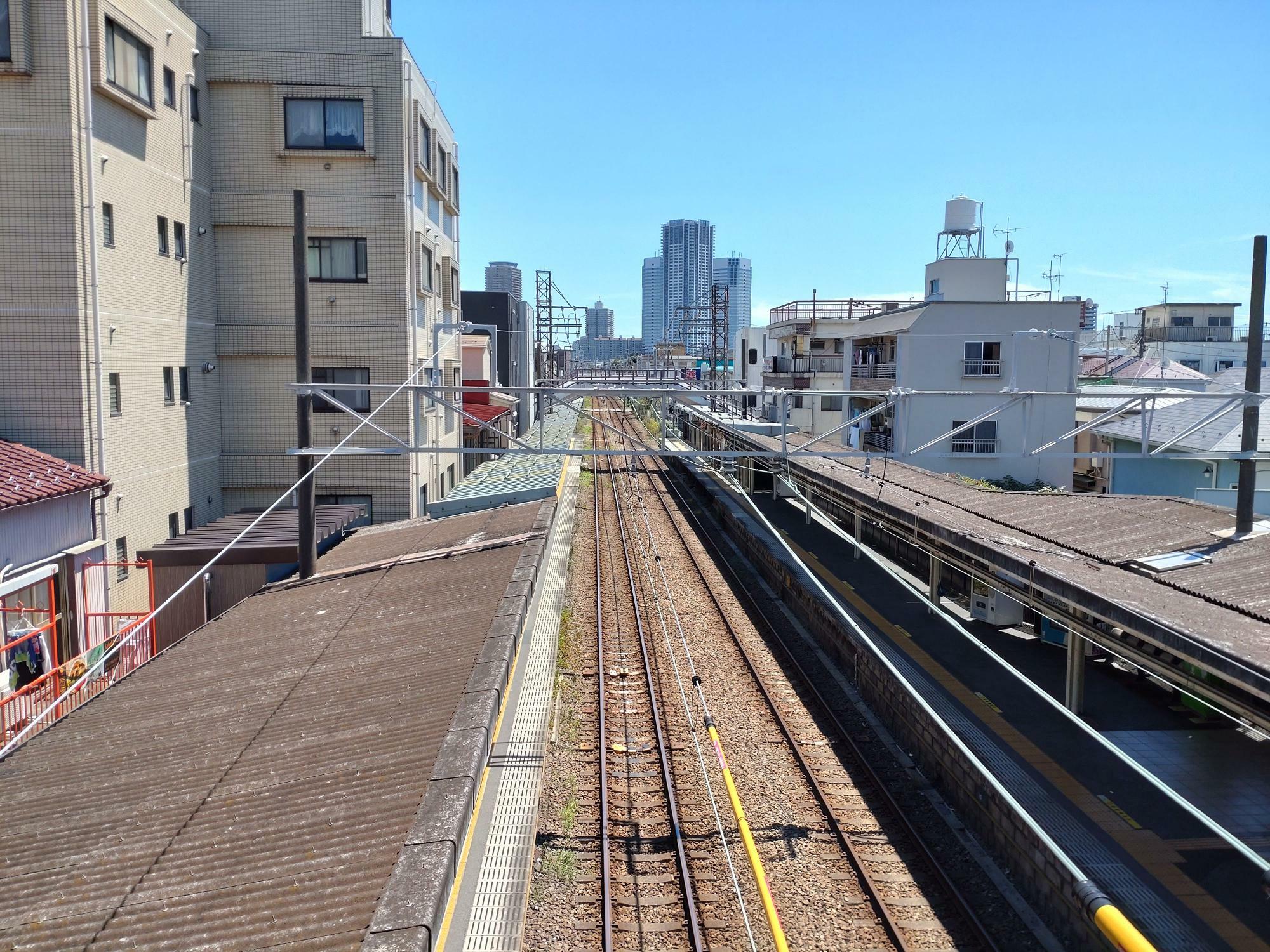 JR南武線平間駅のホーム上の歩道橋から鹿島田方面（南）の写真