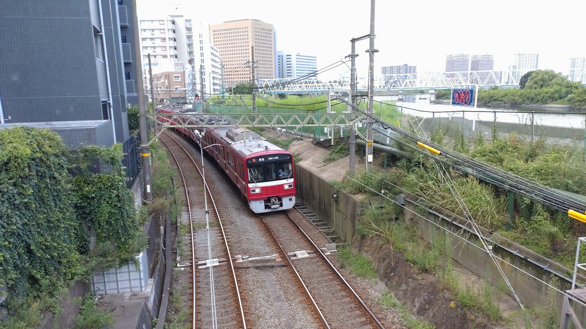 歩道橋から京急大師線の往来を見られます