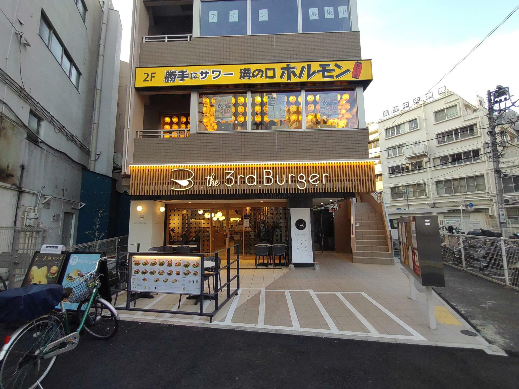 「the 3rd Burger」の２階で後ろに高津中央病院