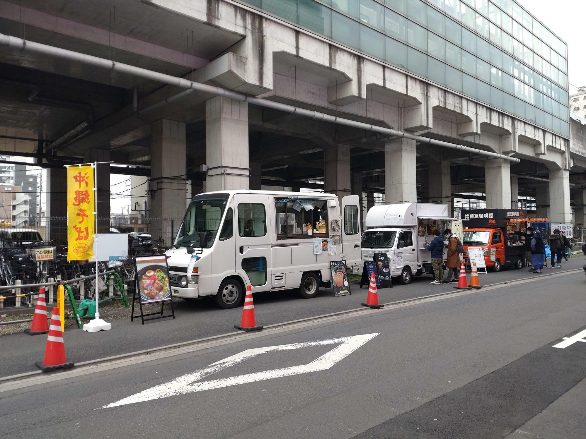 小田急線登戸駅高架下にキッチンカー（2023年1月）