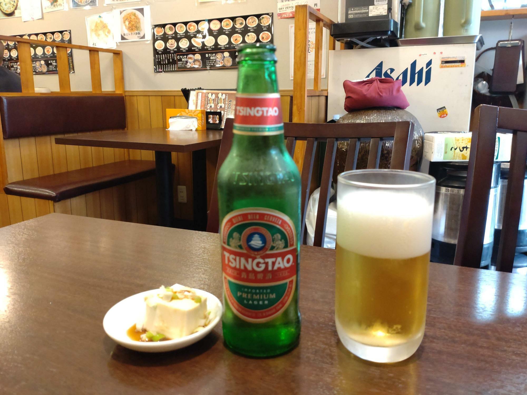 一人で冷えたチンタオビール